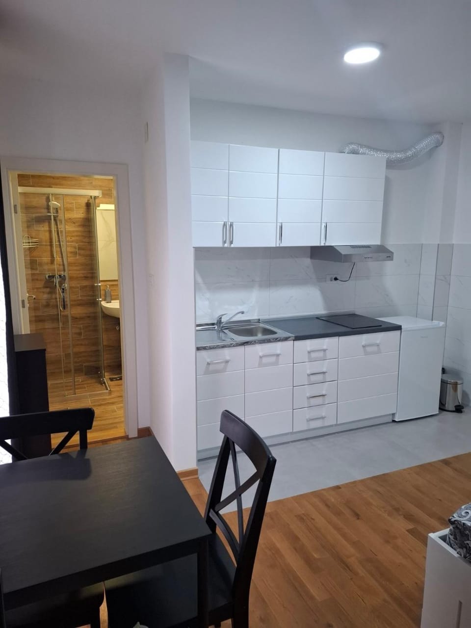 Kitchen or kitchenette, Dining area, stove