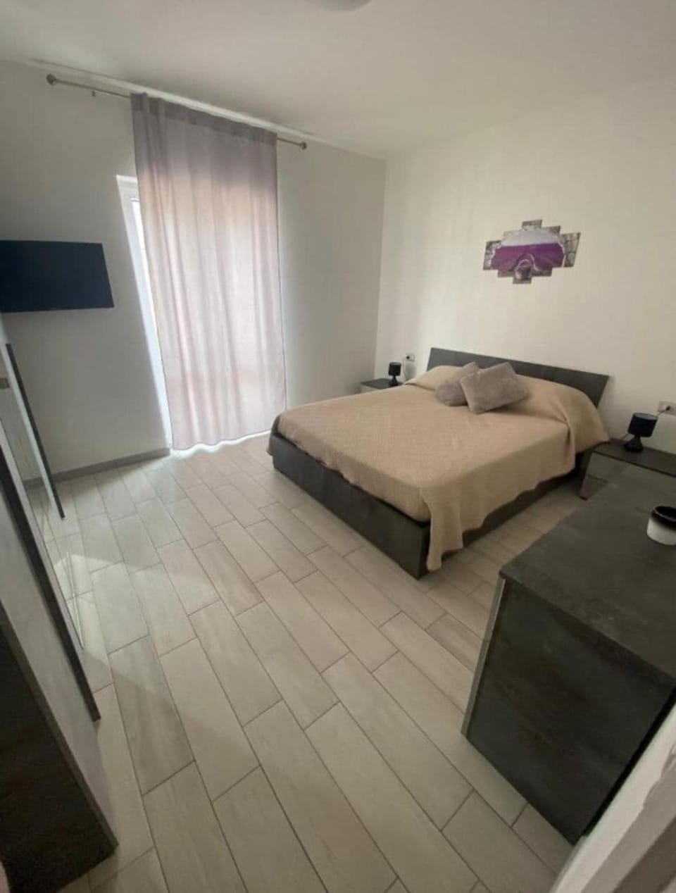 Bed, TV and multimedia, Bedroom