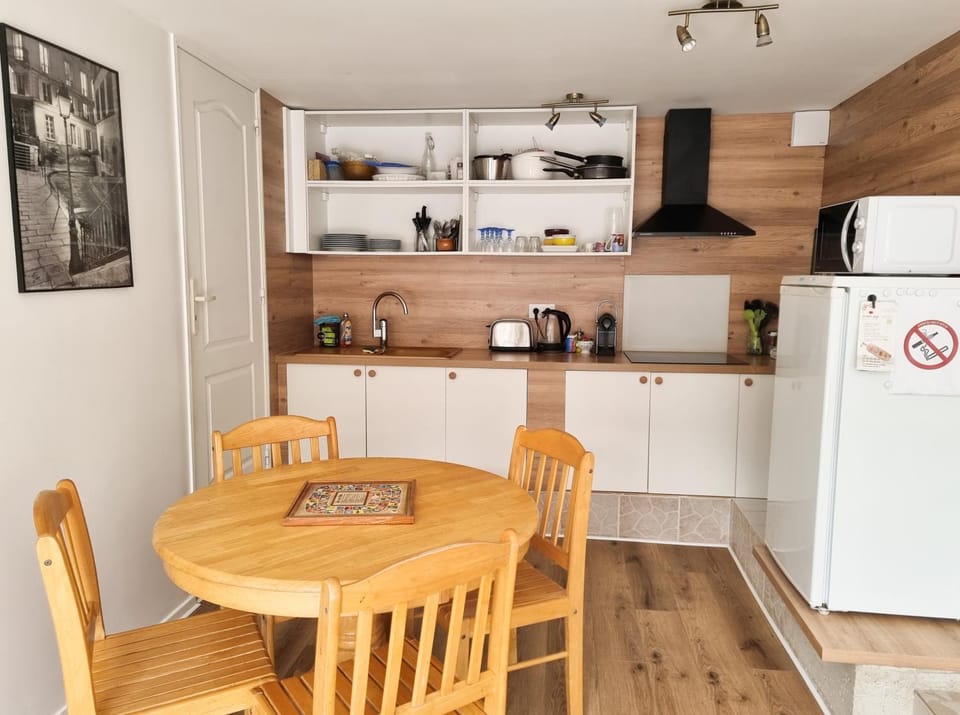 Kitchen or kitchenette, Dining area, kitchen