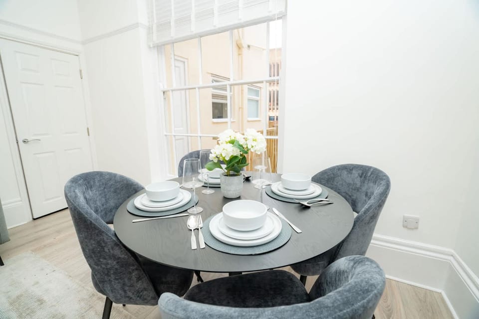 The Cheltenham Suites - Elegant 1 Bed Apartment Apartment in Cheltenham