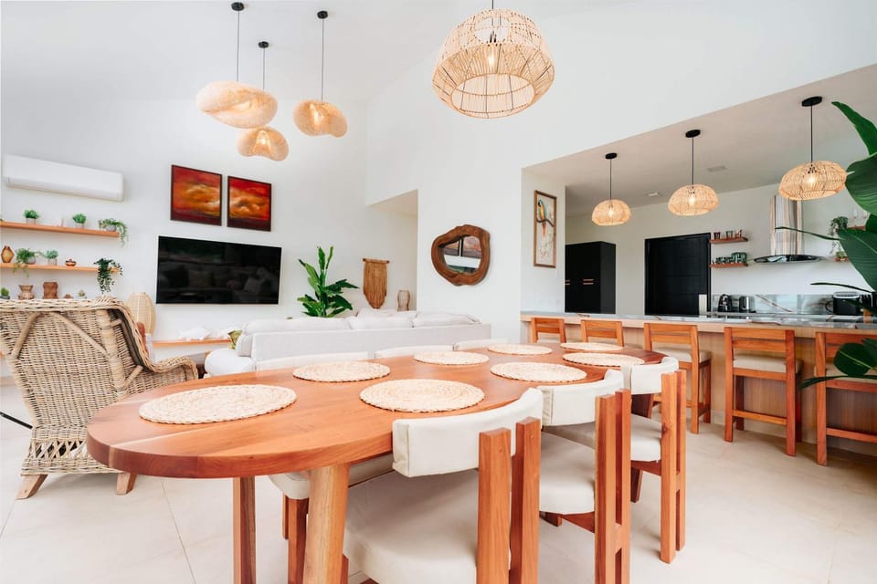 TV and multimedia, Kitchen or kitchenette, Living room, Seating area, Dining area
