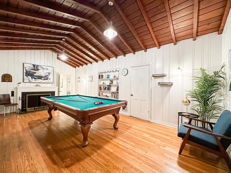 Billiard, Game Room