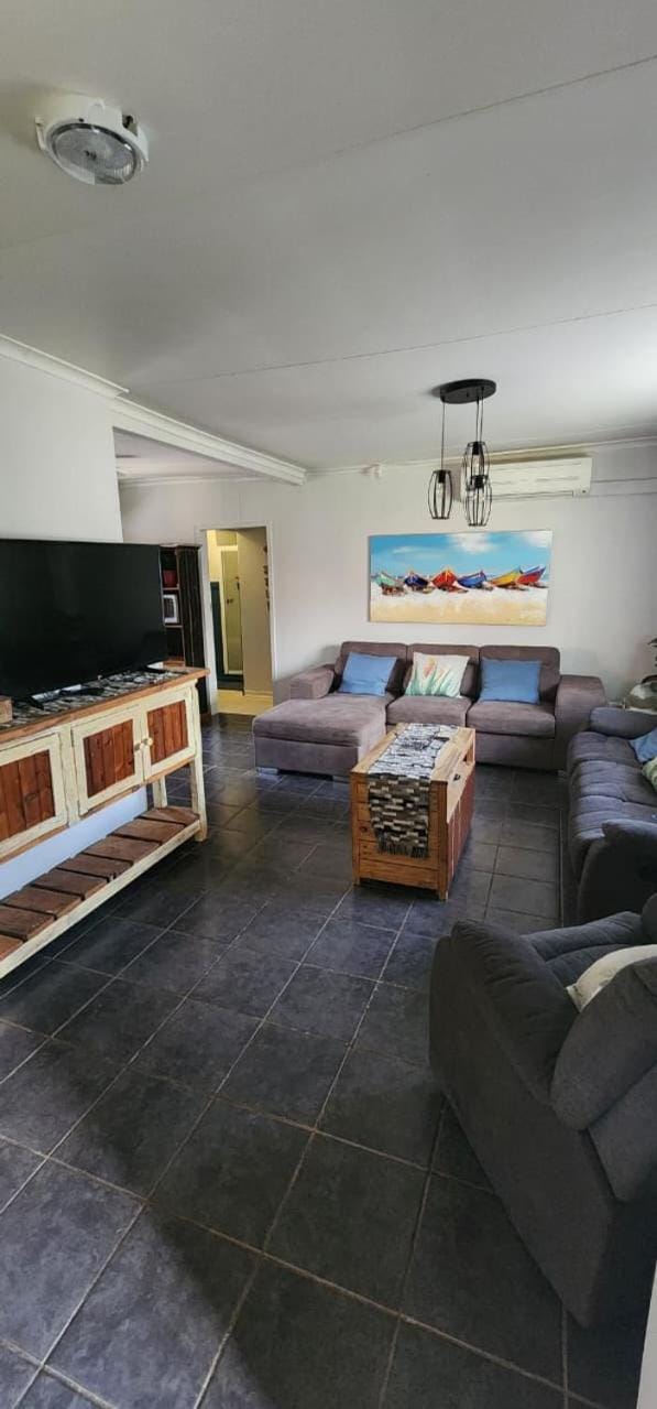 Communal lounge/ TV room, Living room, Seating area, air conditioner