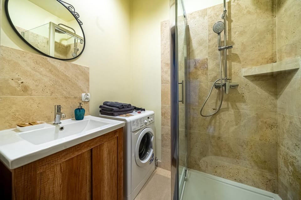 Shower, Bathroom, towels, washing machine
