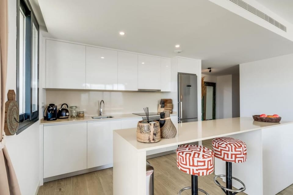 Coffee/tea facilities, Kitchen or kitchenette, Dining area, dishwasher, oven, stove