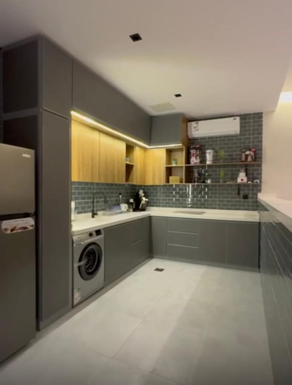 Kitchen or kitchenette, washing machine, dryer