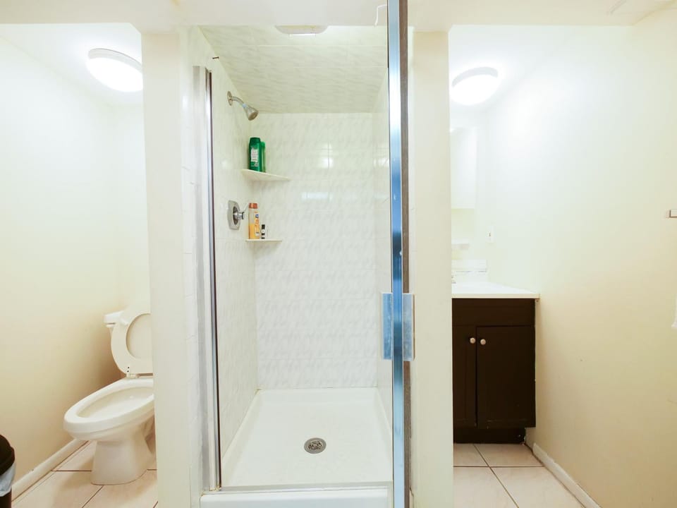 Shower, Toilet