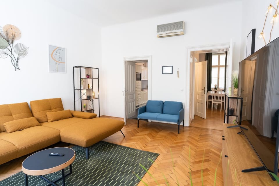 TV and multimedia, Living room, Seating area, air conditioner