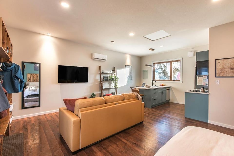 TV and multimedia, Kitchen or kitchenette, Photo of the whole room, Seating area, air conditioner