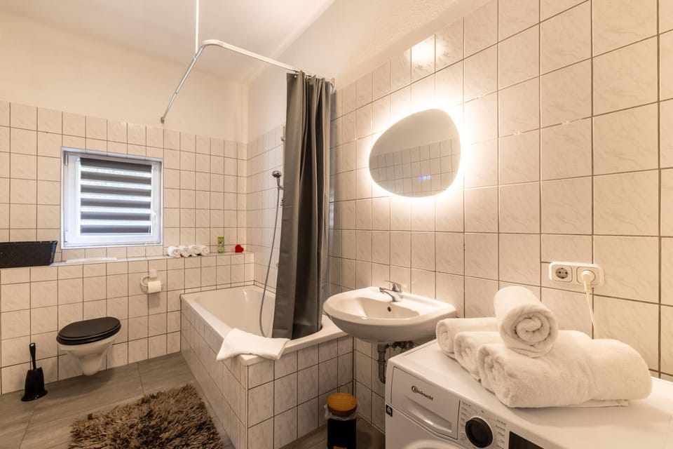 Toilet, Bathroom, Bath, towels, washing machine