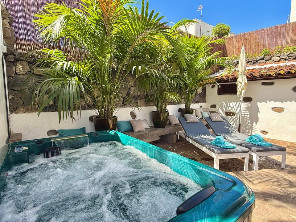 Patio, Day, Natural landscape, Hot Tub, Hot Tub, Swimming pool, sunbed