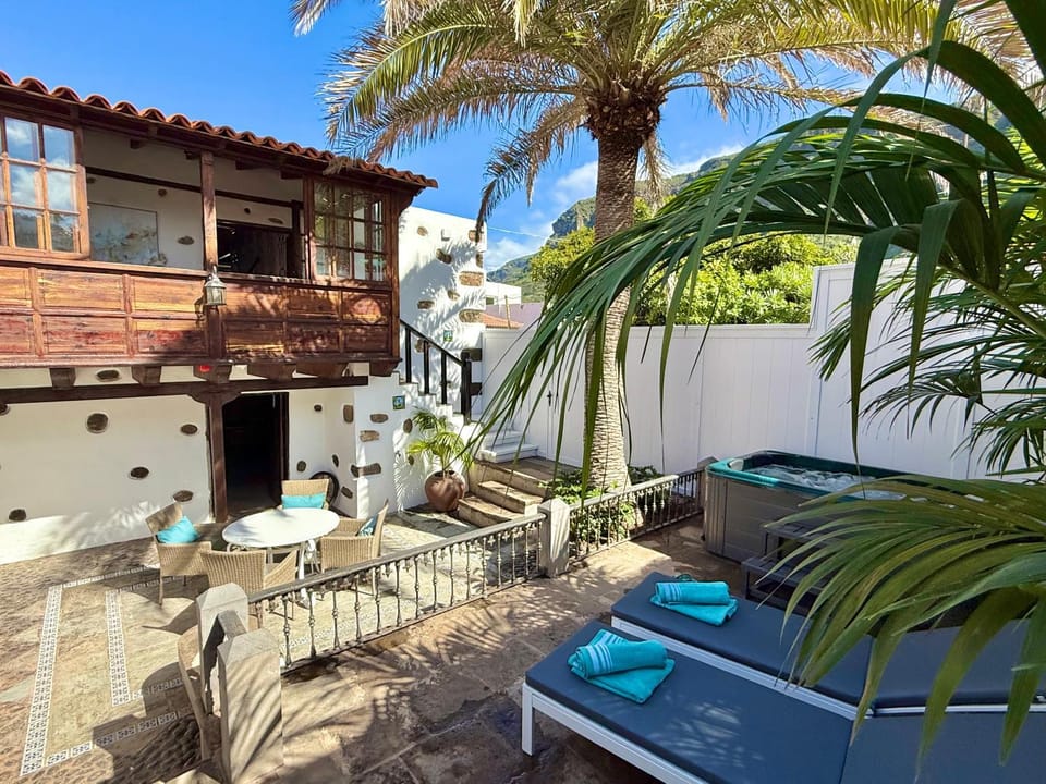 Property building, Patio, Day, Hot Tub, Balcony/Terrace, Balcony/Terrace, sunbed