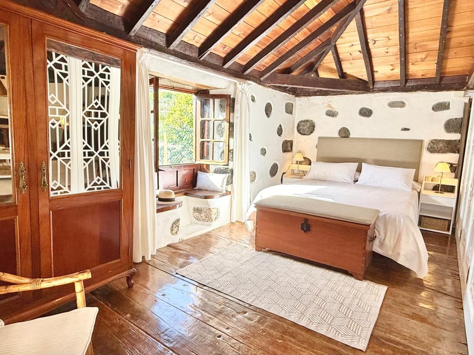 Bed, Photo of the whole room, Bedroom, Mountain view
