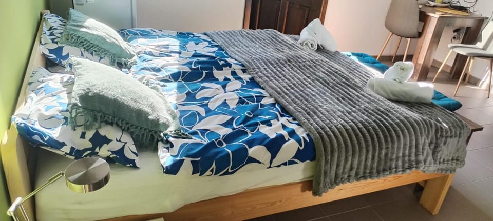 Bed, Bedroom, towels