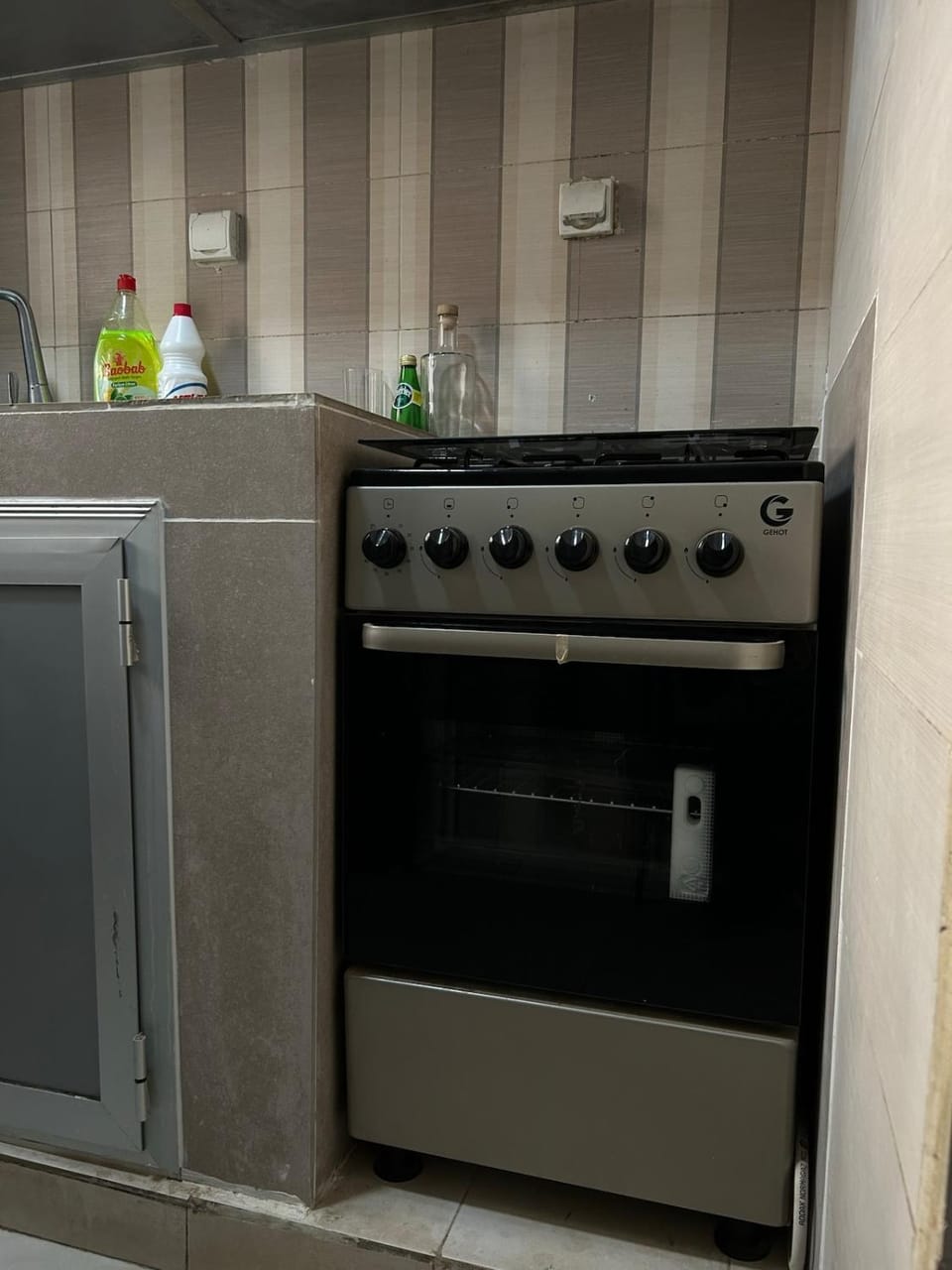 Kitchen or kitchenette, oven