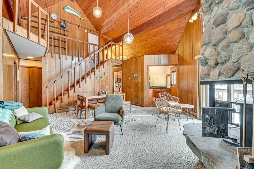 Near Canandaigua Lake: Retro Cabin w/ Deck & Views Cabin in Finger Lakes