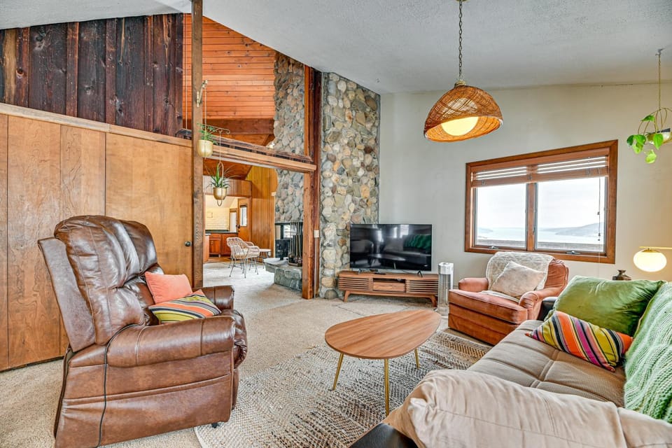 Near Canandaigua Lake: Retro Cabin w/ Deck & Views Cabin in Finger Lakes
