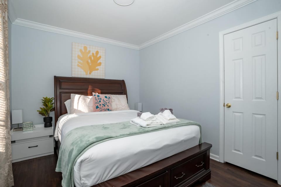 Downtown Gem with Fenced Yard, BBQ Grill and Firepit House in Charlotte