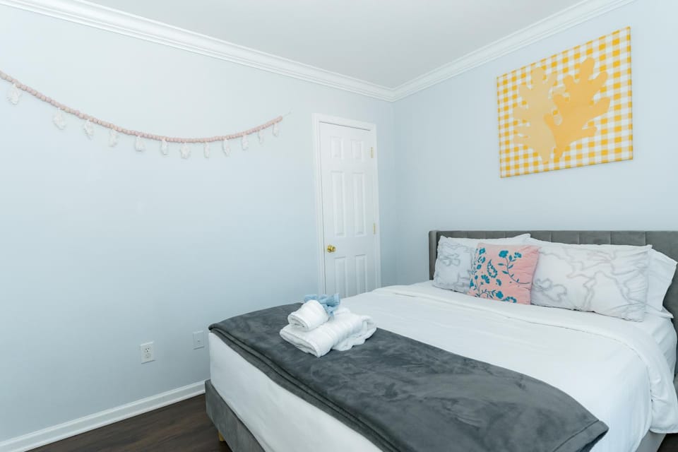 Downtown Gem with Fenced Yard, BBQ Grill and Firepit House in Charlotte