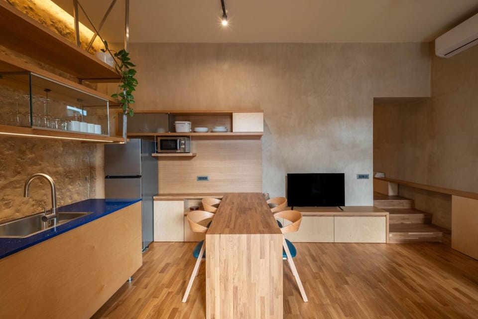 TV and multimedia, Kitchen or kitchenette, Dining area, oven, air conditioner