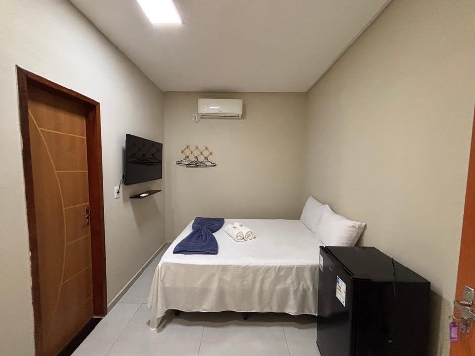 Bed, TV and multimedia, Photo of the whole room, Bedroom, towels, air conditioner