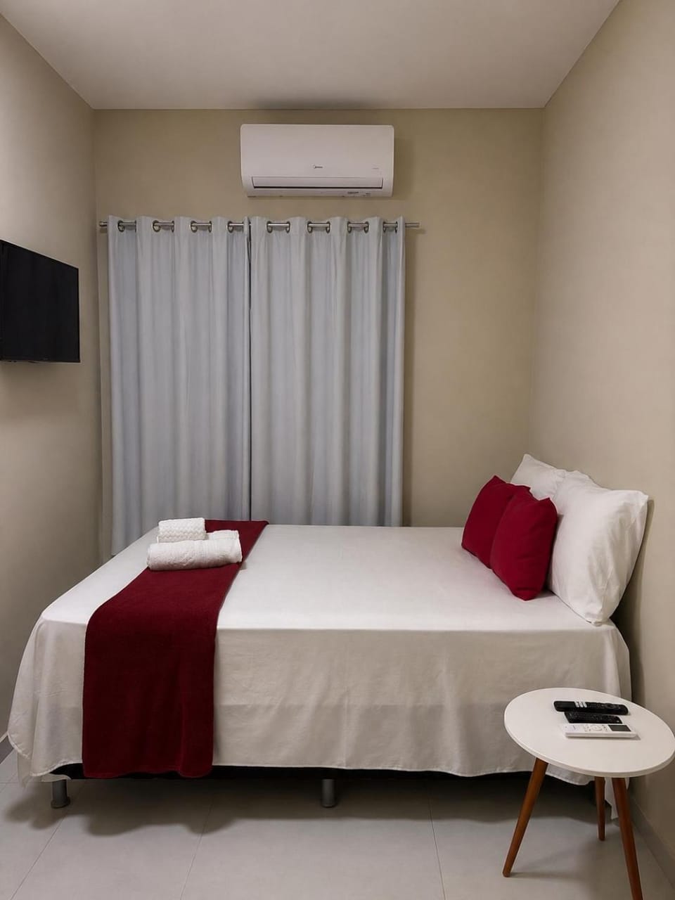 Bed, TV and multimedia, Bedroom, towels