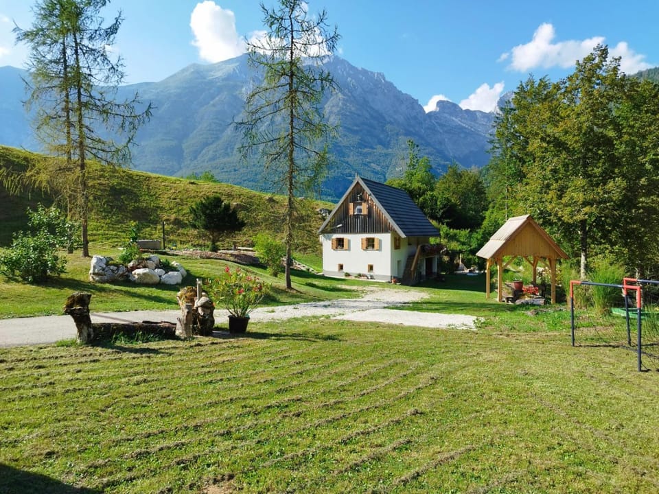 Property building, Nearby landmark, Day, Natural landscape, Garden, Garden view, Mountain view
