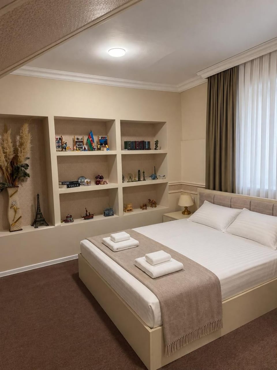 Bed, Library, Photo of the whole room, Bedroom