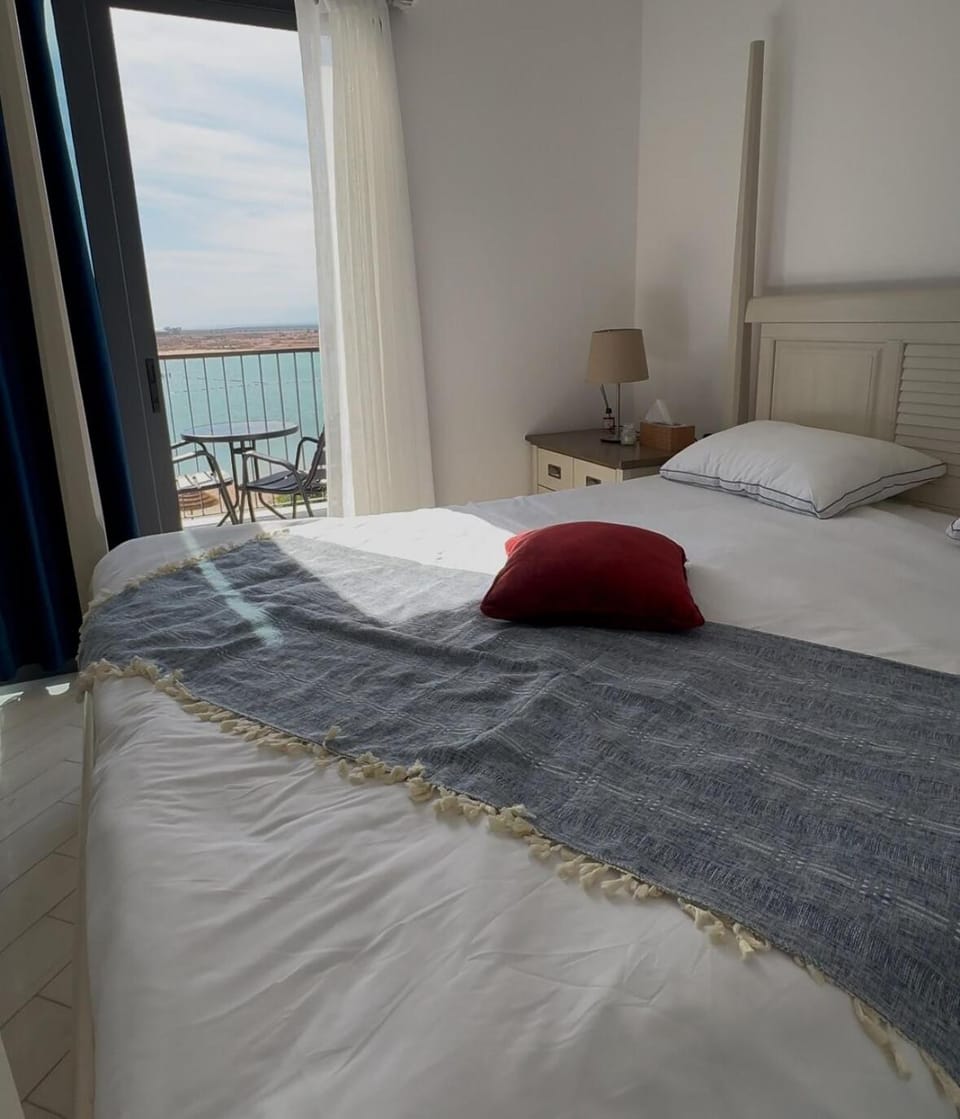 Bed, Bedroom, Sea view, towels