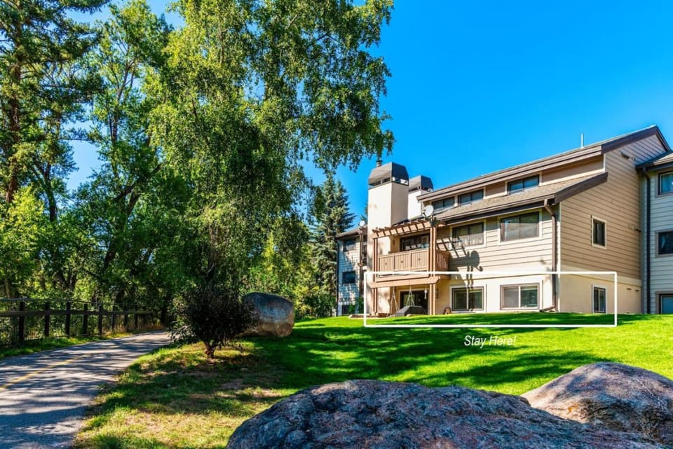 Riverfront Vacation Home, Walk to Slopes and Town Apartment in Avon