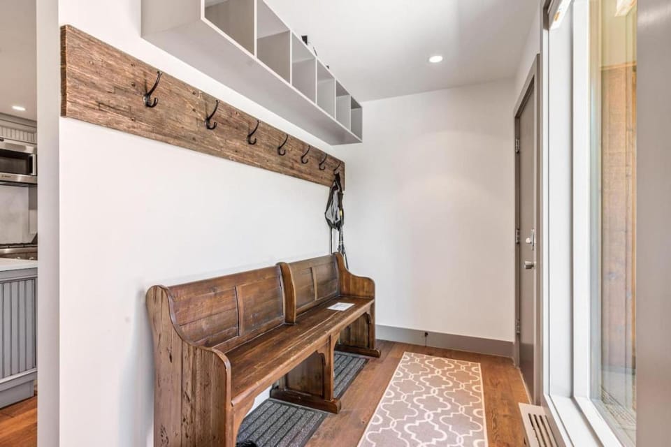 Perfect Location Between Vail, Loinshead Apartment in Vail