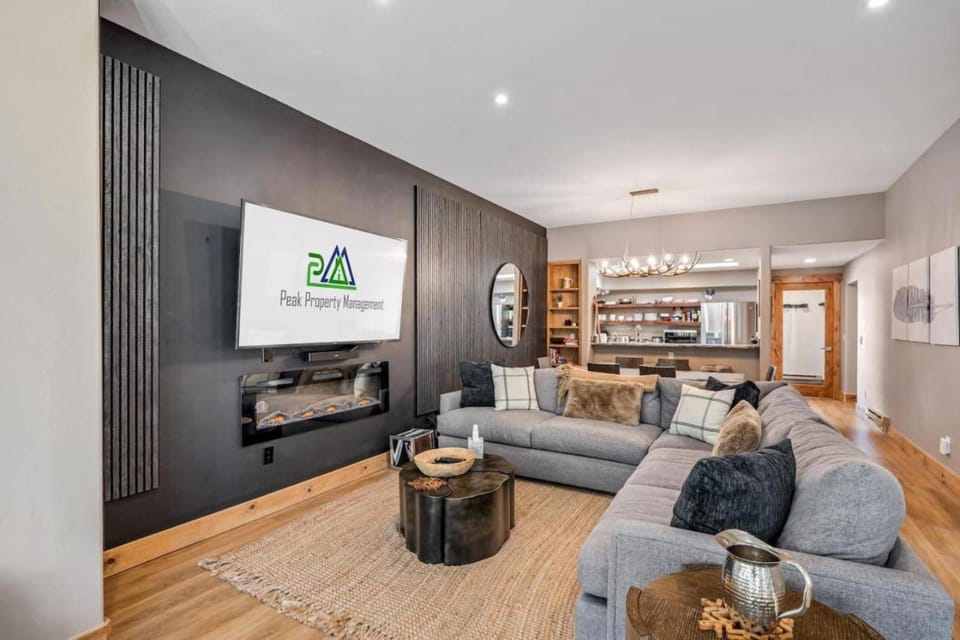 Communal lounge/ TV room, TV and multimedia, Living room, Evening entertainment