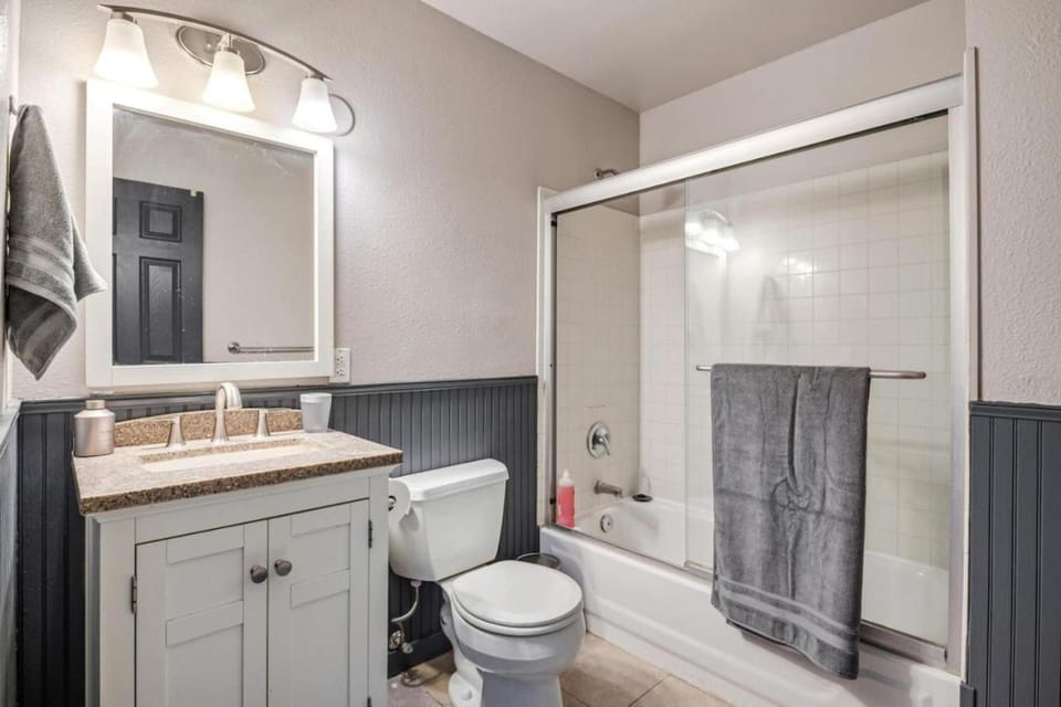 Shower, Toilet, Bathroom, Bath, towels