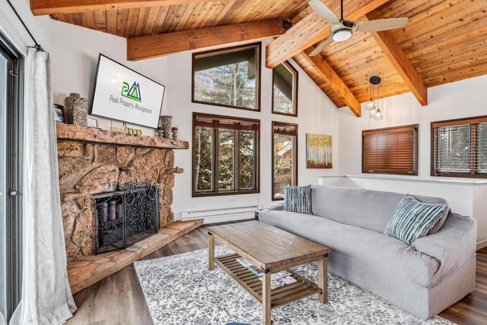 TV and multimedia, Living room, Seating area, fireplace