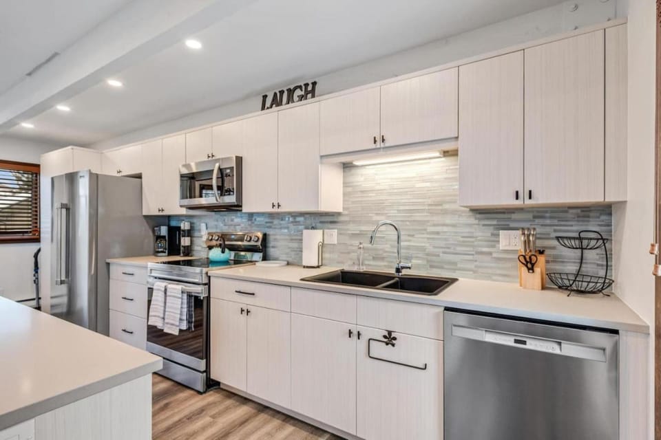 Kitchen or kitchenette, oven