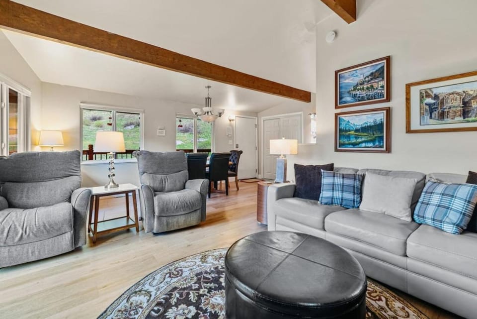 Cozy Secluded Riverfront Cabin Fireplace Parking Cabin in Vail