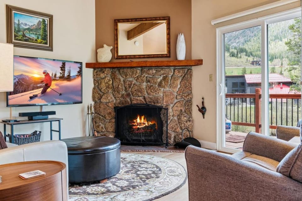 Cozy Secluded Riverfront Cabin Fireplace Parking Cabin in Vail