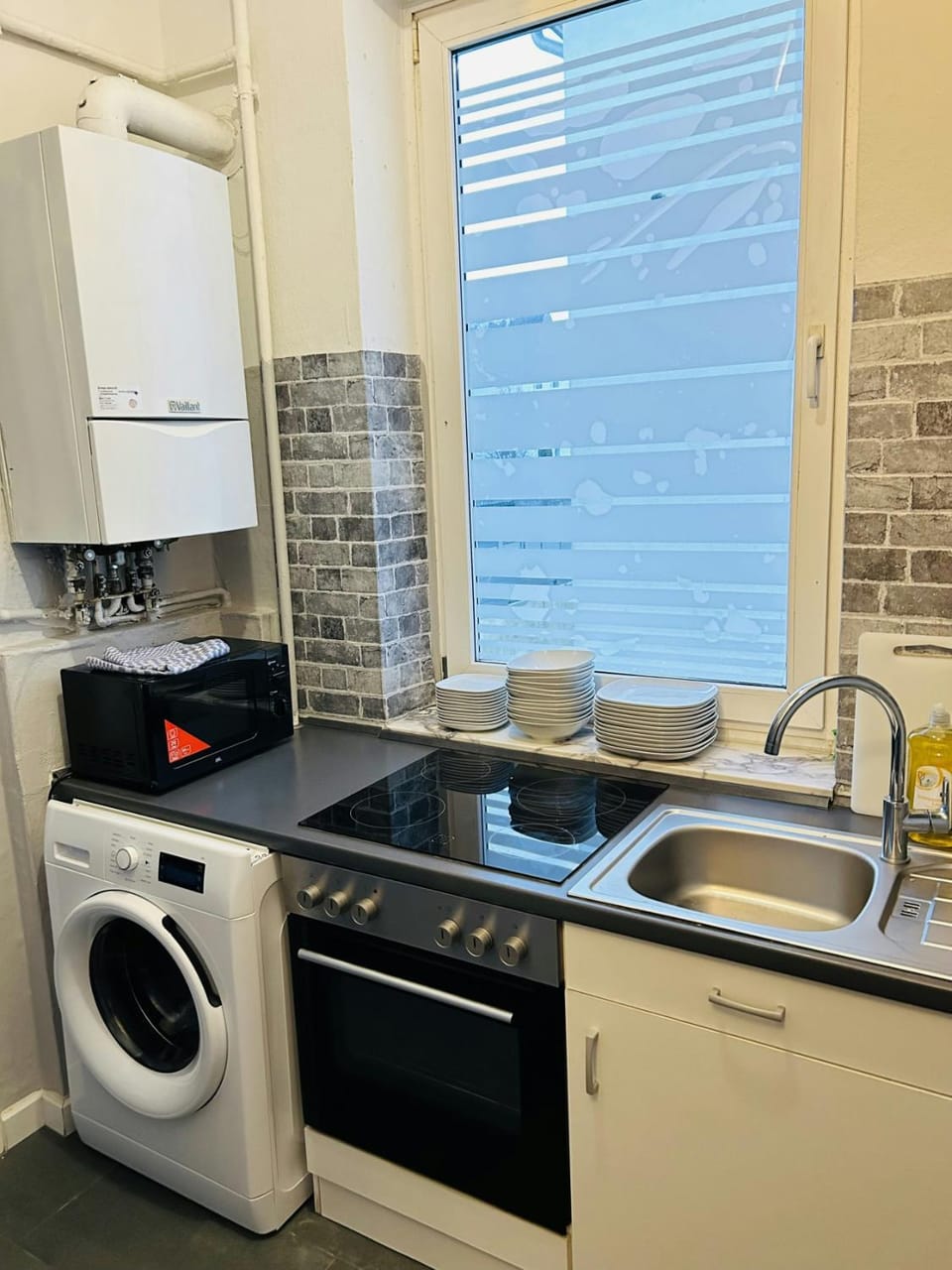 Kitchen or kitchenette, oven, stove, washing machine