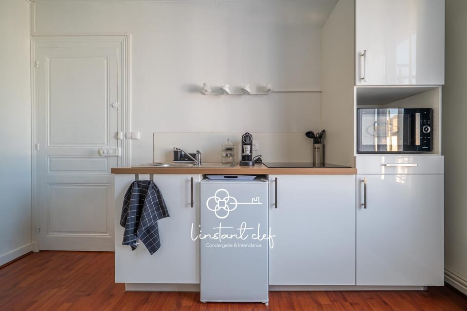 Coffee/tea facilities, Kitchen or kitchenette, oven, stove, toaster