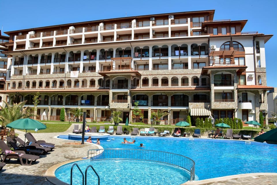 Pool view, Swimming pool, sunbed
