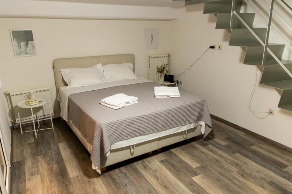 Bed, Photo of the whole room, Bedroom, towels