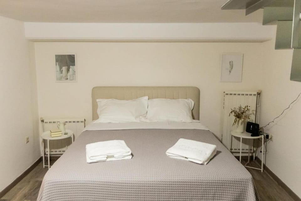 Bed, Photo of the whole room, Bedroom, towels