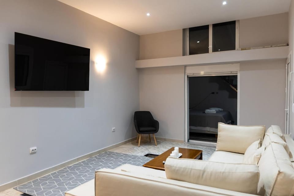 Communal lounge/ TV room, TV and multimedia, Living room, Seating area, Evening entertainment