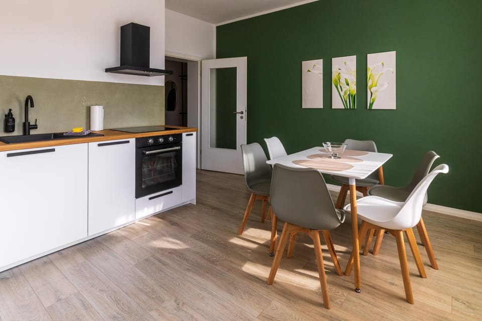 Kitchen or kitchenette, Dining area, dishwasher, oven, pet friendly, stove