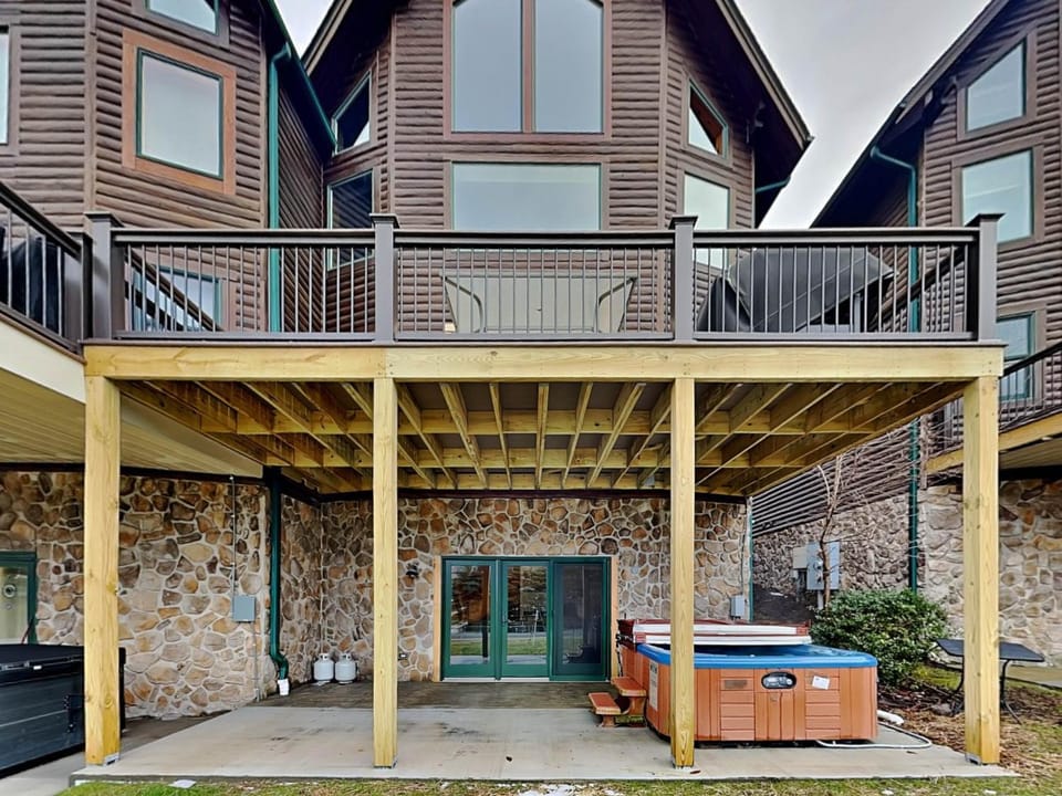 Cedar Shores Villa 10 Bear Camp House in McHenry