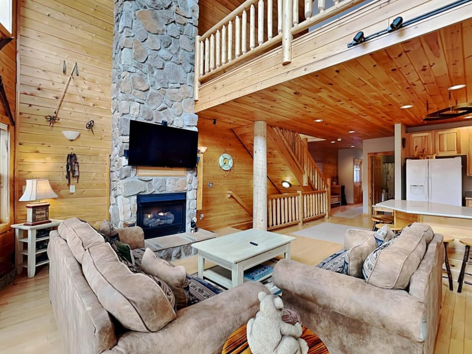 Cedar Shores Villa 10 Bear Camp House in McHenry