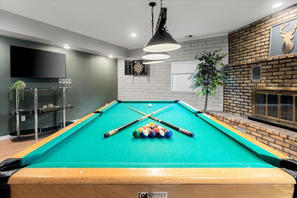 Sleeps 18 Hot Tub Pool Table Fire Pit Arcade Game House in Flagstaff
