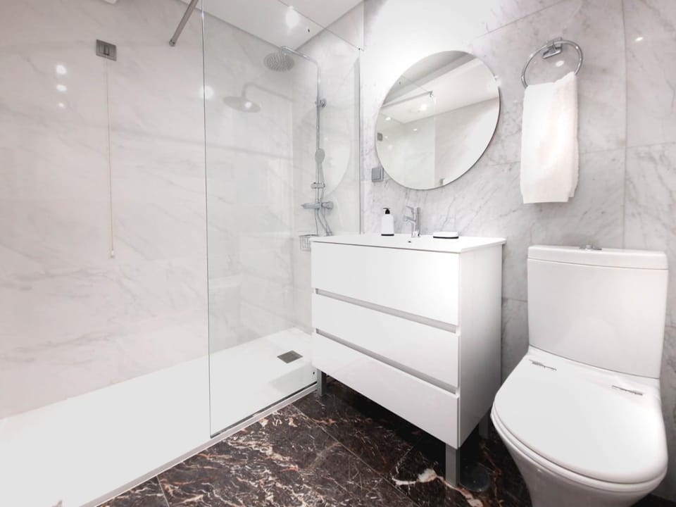 Shower, Toilet, Bathroom, towels