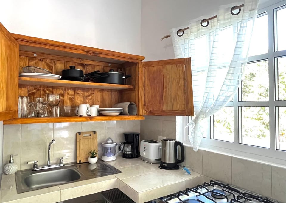 Coffee/tea facilities, Kitchen or kitchenette, stove, toaster