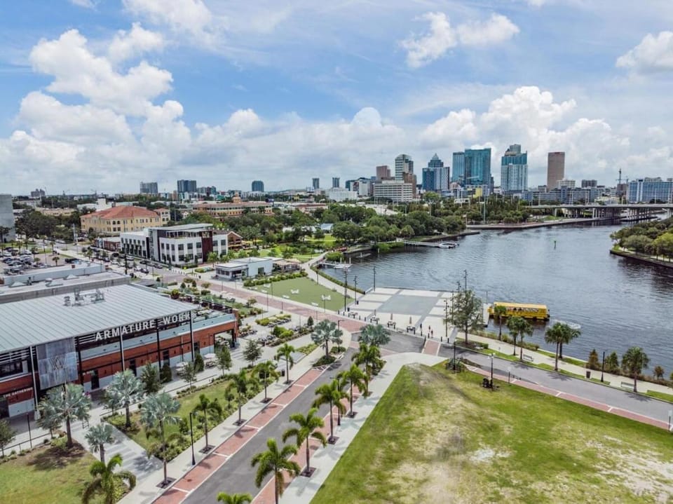 Tampa Riverwalk Renovated Walkable to Restaurants House in Tampa